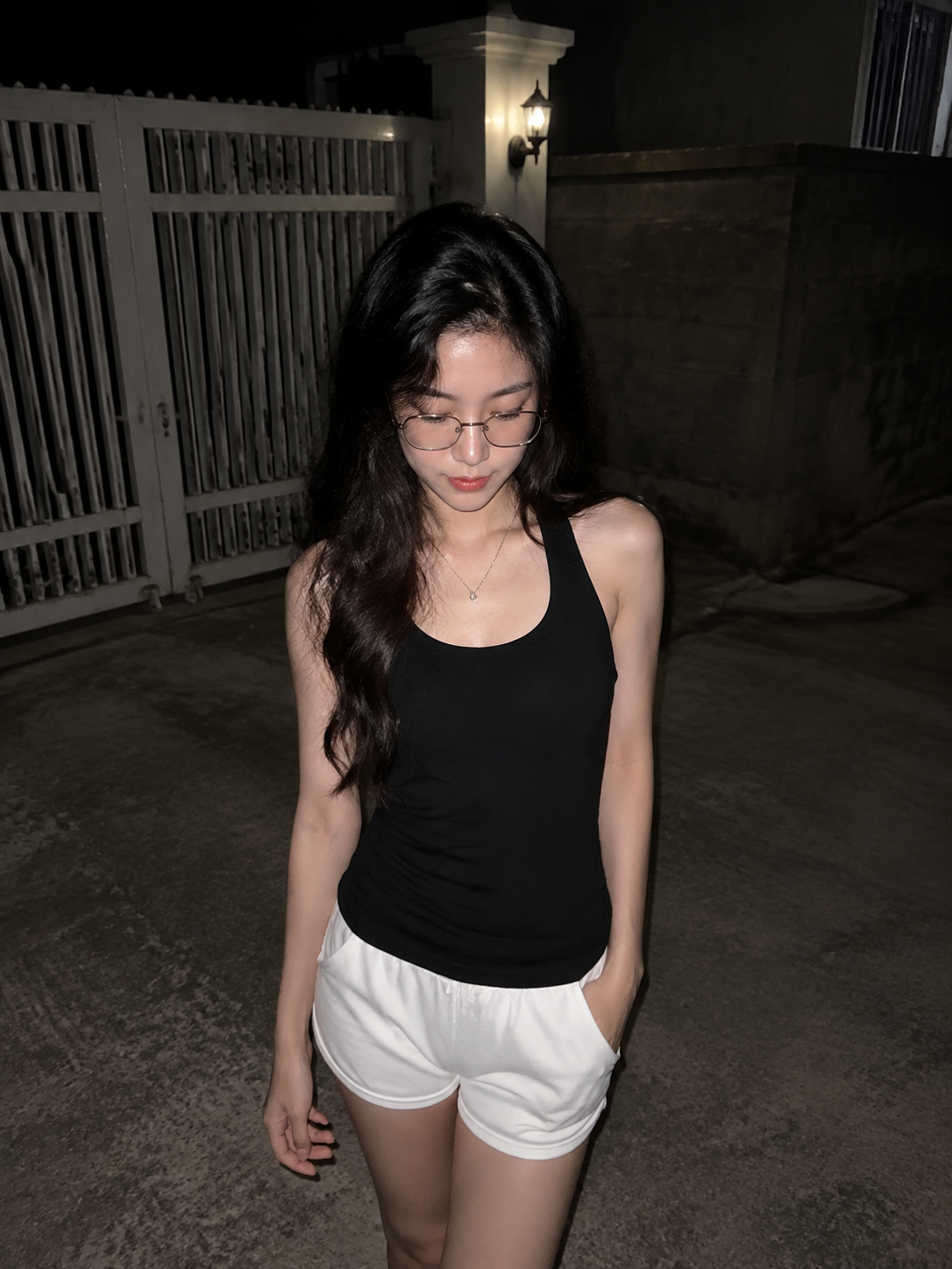 一张逼真的直接闪光灯夜间抓拍照片,主体为 {argument name="subject" default="一位留着自